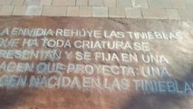 Los vecinos de Vélez-Málaga, sorprendidos por los errores ortográficos en la placa conmemorativa de la filósofa María Zambrano