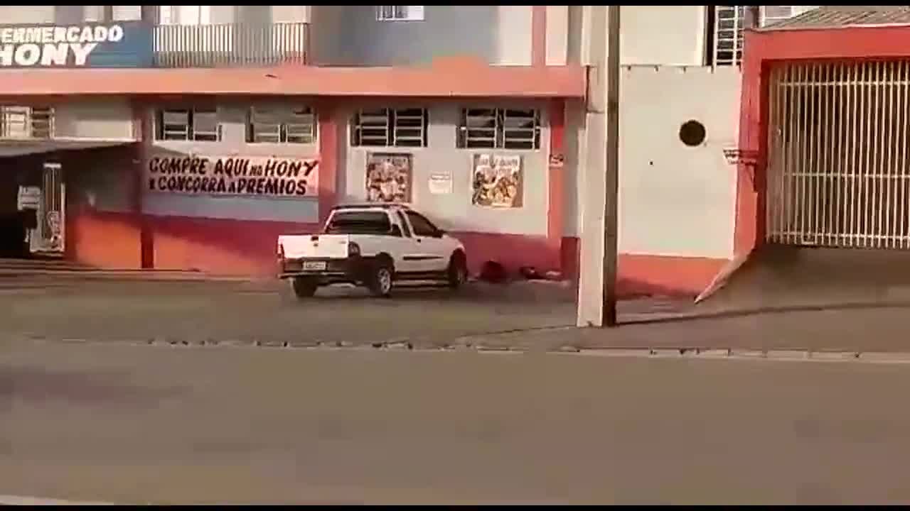 Policial atira em suspeito no chão na região de Curitiba
