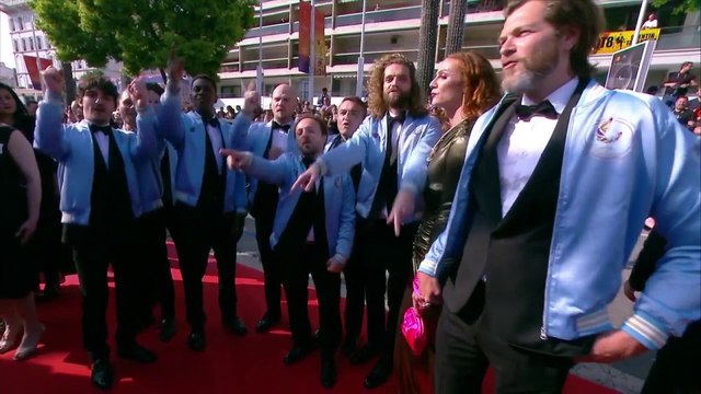 Le casting des Crevettes Pailletées improvise une chorégraphie - Cannes 2019