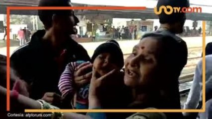 Internacional | Una bebé cae a las vías del tren en India y sale ilesa