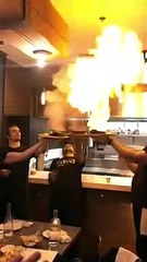 Video herunterladen: Ces cuisiniers ont voulu faire le show en flambant leurs plats, mais cela ne s'est pas passé comme prévu !