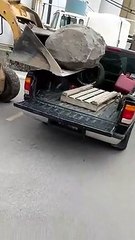 Si on chargeait un rocher énorme dans le pick-up... Mauvaise idée