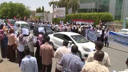 Video herunterladen: موظفو المرافق الحيوية بالسودان يحتجون للمطالبة بحكومة مدنية