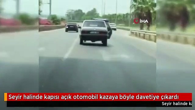 Seyir halinde kapısı açık otomobil kazaya böyle davetiye çıkardı