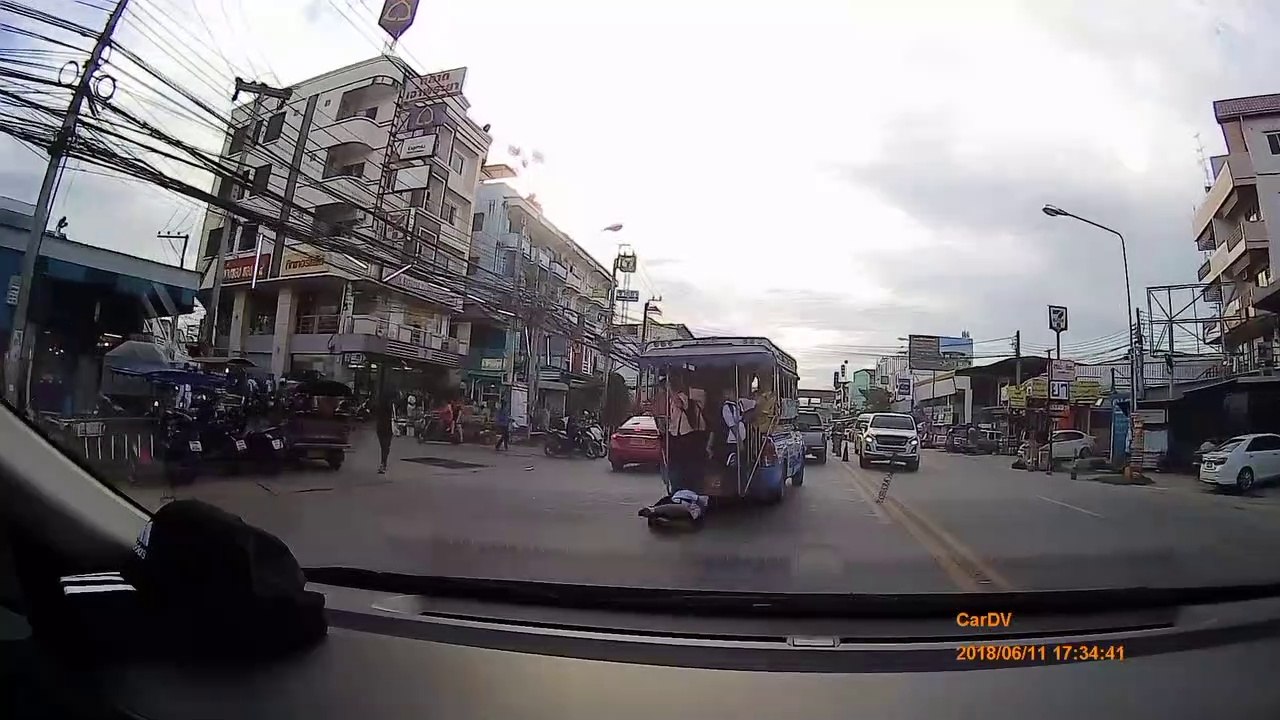 Quand un élève tombe du bus en pleine route... Oups