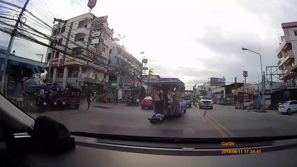 Quand un élève tombe du bus en pleine route... Oups