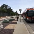 Un dingue jette des pierres sur des véhicules et des bus à Los Angeles