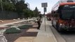 Un dingue jette des pierres sur des véhicules et des bus à Los Angeles