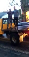 Faire l'idiot sur la remorque d'un camion. Très mauvaise idée