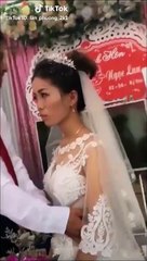 Cette jeune mariée n'a pas l'air très heureuse avec son nouveau mari