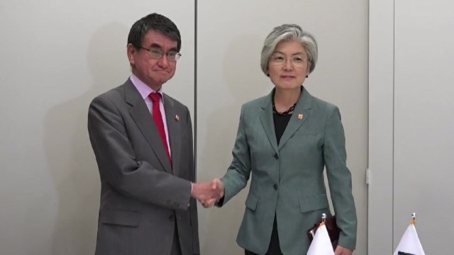 한일 외교장관 파리서 회담... 日 중재위원회 설치 촉구에 강 장관 응하지 않아 / YTN