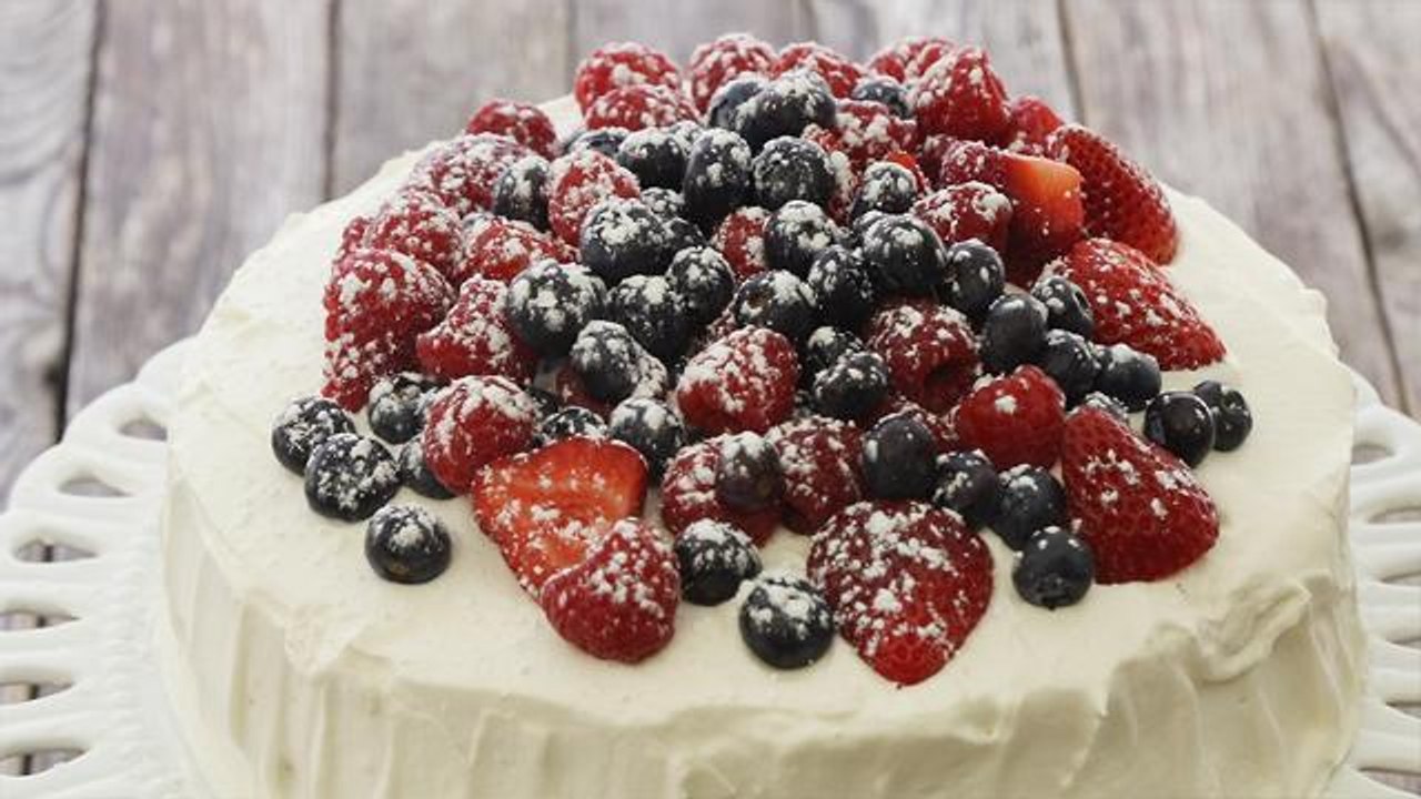 How to Make Berry Chantilly Cake