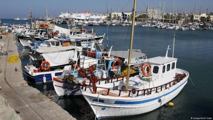 لماذا يُكافَأ صيادو السمك اليونان على تحطيم قواربهم؟