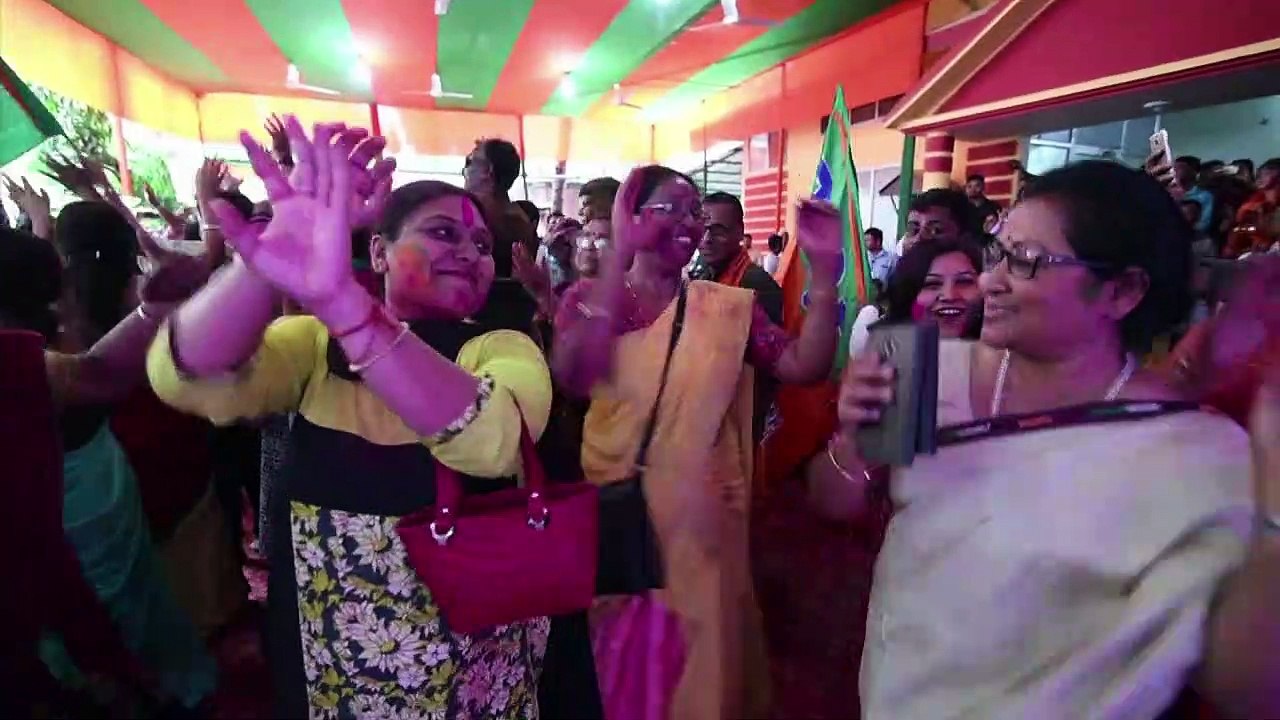 India: Modi supporters gather at BJP headquarters