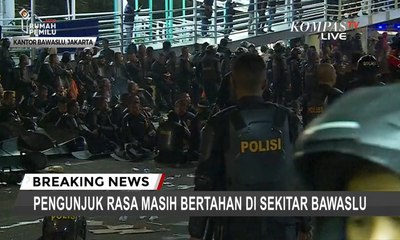 Pengunjuk Rasa Masih Bertahan di Sekitar Bawaslu