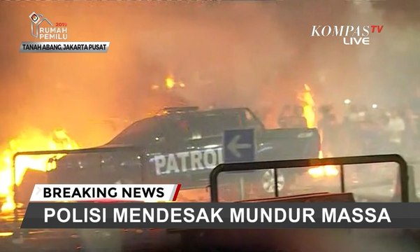 Tanah Abang Masih Mencekam, Massa Terus Lakukan Perlawanan ke Polisi