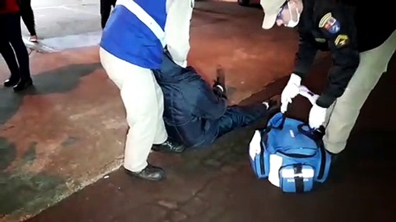 Batida entre carro e moto na Rua Jacarezinho deixa homem ferido