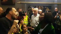 Sibeth Ndiaye prise à partie par des Gilets jaunes
