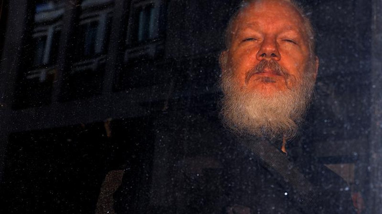 Gli USA incriminano Assange: il fondatore di Wikileaks rischia 170 anni di carcere