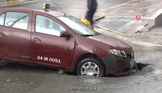 Esenyurt'ta taksi, yol çökmesi nedeniyle oluşan çukura düştü