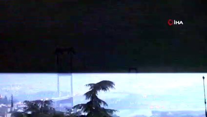 İstanbul’da Şimşekler Gökyüzünü Aydınlattı