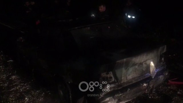 RTV Ora - Fier, të shtëna me armë zjarri, policia gjen një makinë të djegur