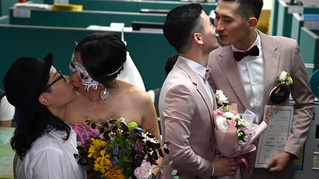 Taiwan holds Asia’s first legal gay weddings