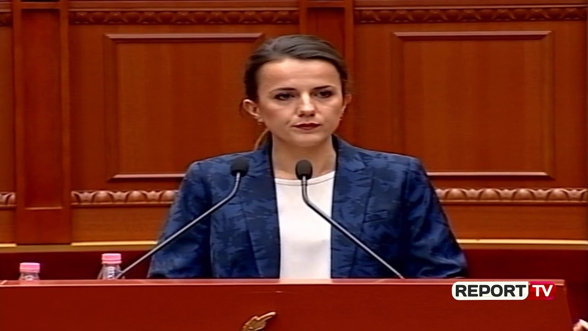 ⁣Report TV - Rudina Hajdari: Një minutë heshtje për viktimat e 2 prillit, Ruçi: U prehshin në paqe