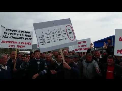 RTV Ora - Fermerët në Lushnje sërish në protestë për TVSH-në, lajnë rrugët me qumësht