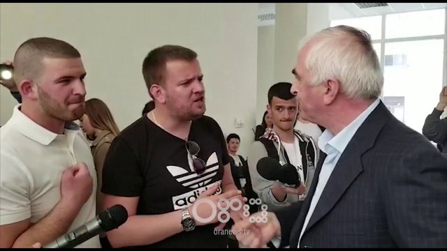 RTV Ora - Shkodër: Studentët në protestë, thyhen xhamat e fakultetit
