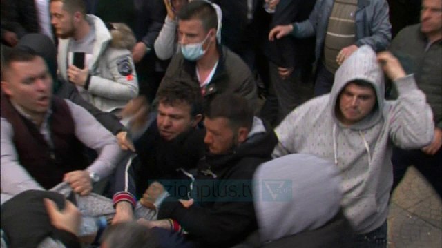 Degjeneron protesta e opozitës, grushte mes protestuesve - News, Lajme - Vizion Plus