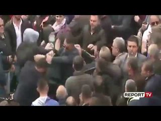 Скачать видео: Report TV - Ja si u rrah protestuesi nga militantët te protesta e opozitës