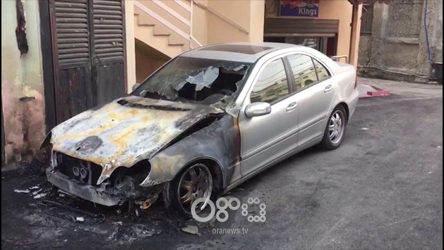 RTV Ora - Durrës, digjen gjatë natës dy automjete në parkim