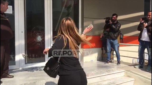 Shkodër, studentja protestuese thyen me gurë xhamat e fakultetit