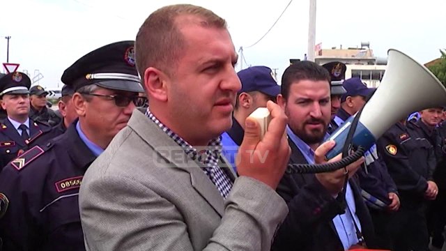 Report TV -Protesta e fermerëve/ Qumësht dhe perime në mes të rrugës