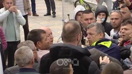 RTV Ora - Opozita mbi 3 orë protestë para Kuvendit dhe te Piramida, rrihen 'të infiltruarit"