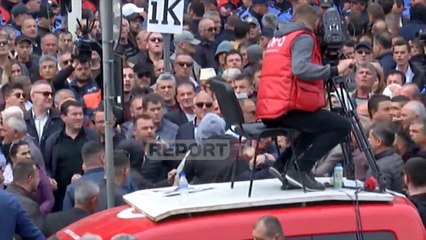 Konfrontim fizik, militantët e PD rrahin dhe dëbojnë një protestues me kapuç në kokë