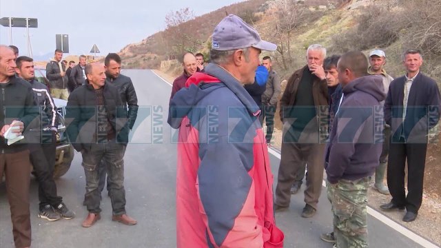 KORÇE, BANORET E DISA FSHATRAVE NE PROTESTE PER RRUGEN - News, Lajme - Kanali 7