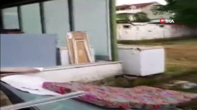 Kocaeli'de fırtına ağaçları devirdi, çatıları uçurdu