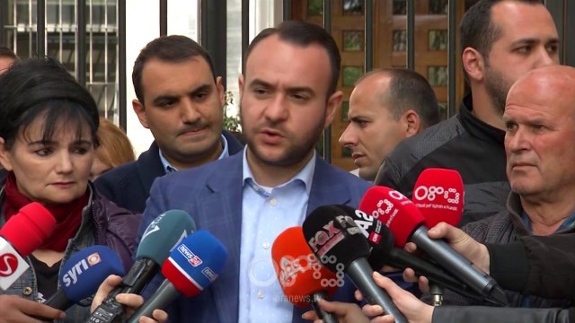 RTV Ora - Florenc Hoxha dhe 6 protestues mbeten në burg