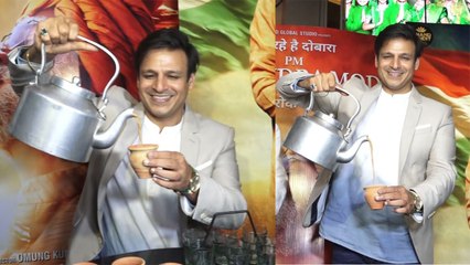 Vivek Oberoi serves tea at PM Narendra Modi Premier: Check Out Here | FilmiBeat