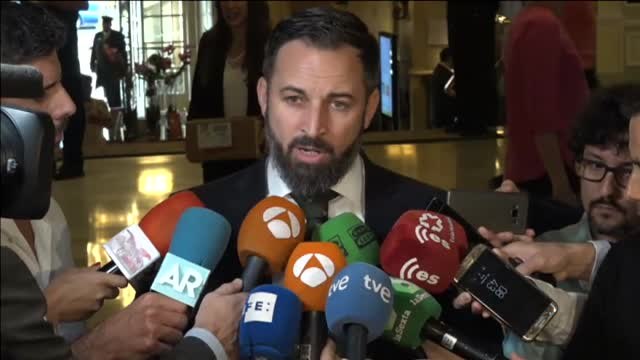 Abascal amenaza con llevar a Batet a los tribunales si no suspende inmediatamente a los diputados presos
