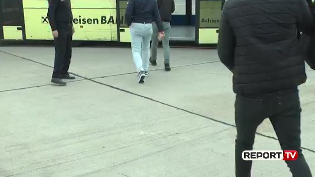 Report TV - Riatdhesohen 50 shqiptarë nga Franca, zv.ministrja: Mos tentoni azil