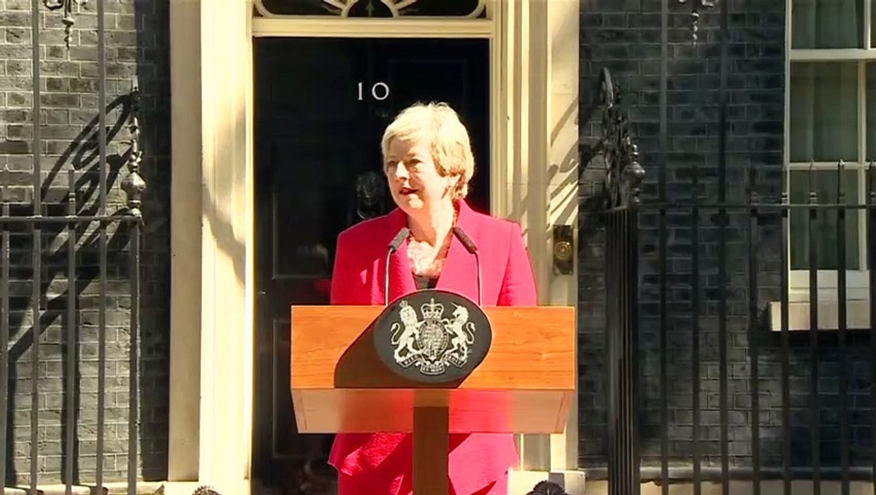 Theresa May announces her resignation
