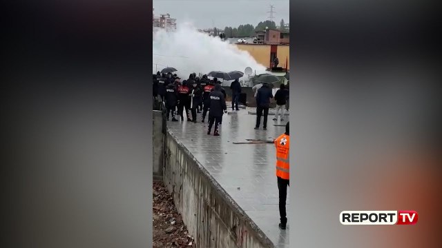 Momenti kur policia hedh gazlotsjellës ndaj banorëve te Bregu i Lumit