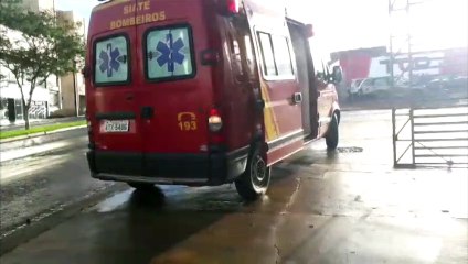 Mulher atingida por portão é socorrida na Av. Rocha Pombo