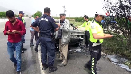 Seyir halindeyken alev alan otomobil kullanılmaz hale geldi