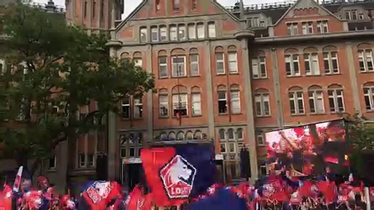 Les joueurs et les supporters du LOSC fêtent leur saison à la mairie de Lille