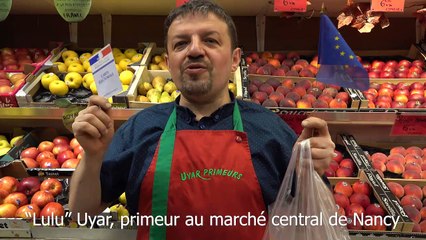 Lulu, primeur au marché couvert de Nancy, offre un kilo de fruits aux électeurs