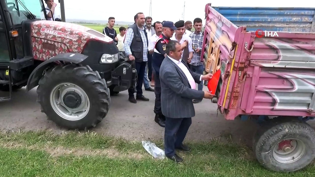 Aksaray’da ziraat odası traktör ve römorklara reflektör taktı